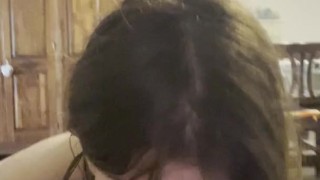 La mia babysitter mi spompina e lo prende tutto in bocca!