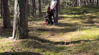 Extrem riskanter Rimjob! Geiler Rimjob im Wald endet mit einem Cumshot auf dem Bett!
